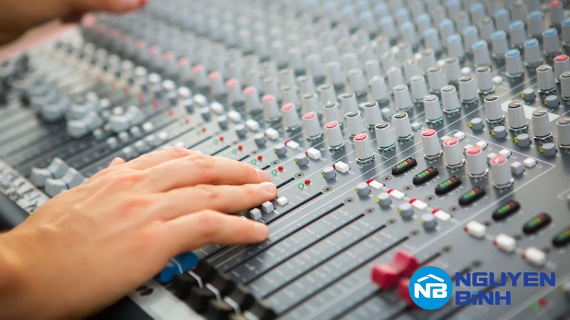 Hình 2: Mixer có chức năng tiếp nhận các tín hiệu âm thanh từ nhiều nguồn khác nhau