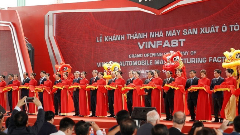 Cắt băng khánh thành 